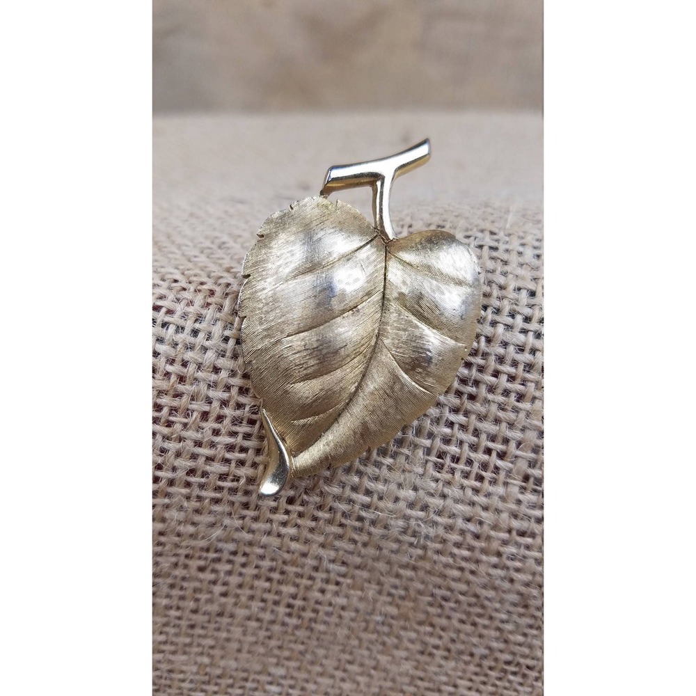 Vintage Trifari gold tone leaf brooch pin jewelry 1960‎ preppy old money